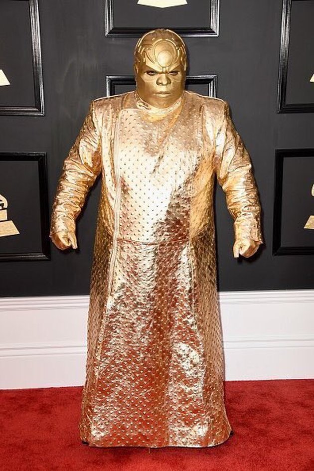 CeeLo Green datang ke Grammy Awards 2017 dengan kostum luar biasa meski dirinya tidak masuk nominasi sama sekali. Entah apa yang dipikirkan oleh CeeLo Green saat memutuskan untuk mengenakan kostum serba emas ini.