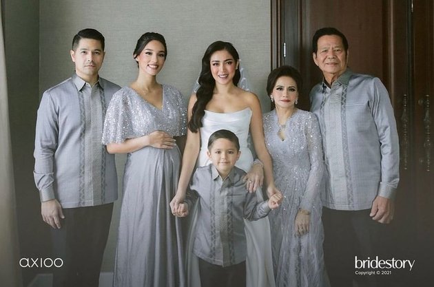 Pernikahan Jessica Iskandar terlihat sangat meriah berkat kehadiran keluarga tercinta. Salah satu yang mencuri perhatian adalah sosok kakak iparnya, Vanessa Lima.