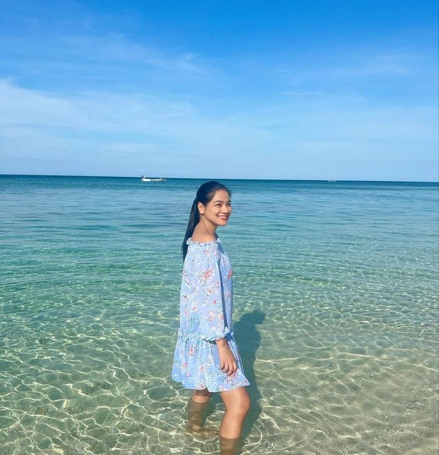 Seperti inilah penampilan Titi Kamal saat menikmati liburan serunya di Banyuwangi. Berkunjung ke area pantai yang ada di Pulau Tabuhan, Titi muncul dengan memakai floral dress yang cantik.