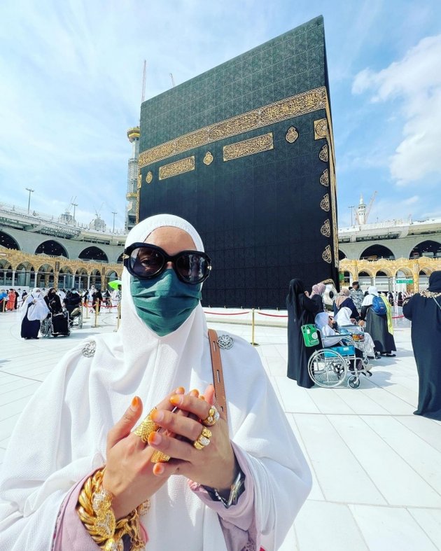 Showing Off Gold Jewelry in Front of the Kaaba, This Celebrity is Criticized by Netizens