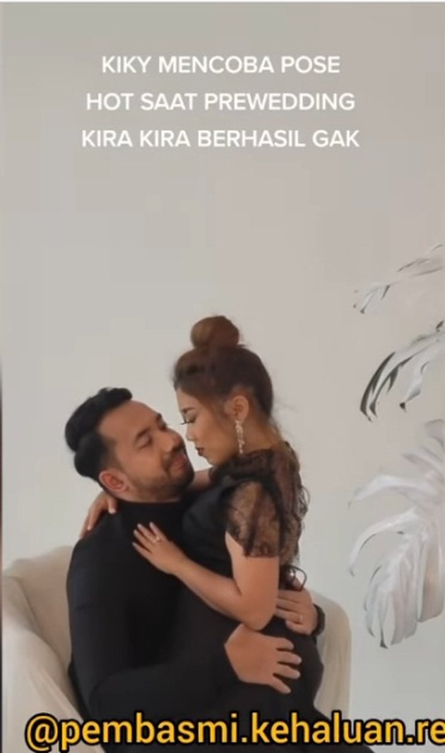 Berikut merupakan salah satu potret prewed terbaru Kiky Saputri dan calon suaminya. Keduanya kompak kenakan busana serba gelap.