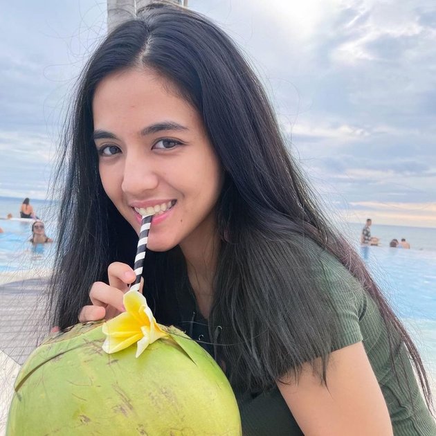 Showing off her smooth back, 8 Photos of Putri Una's Vacation to Dewata Island - Beautiful Hot Mom Getting Happier After Divorce