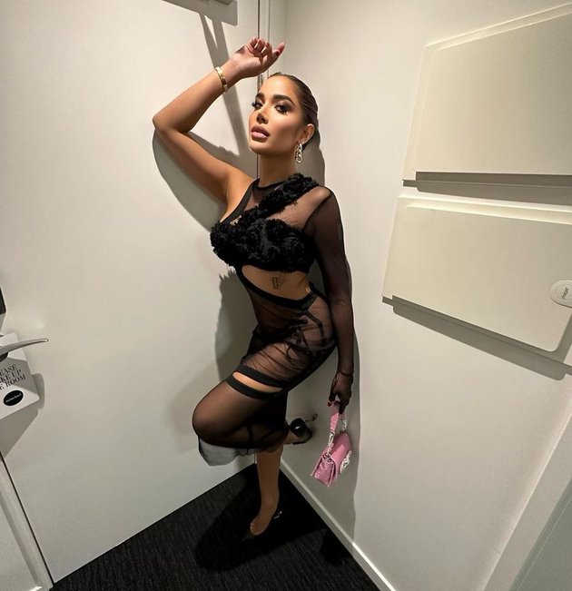 Showing off Her Curves, Here are 8 Photos of Millen Cyrus Criticized by Netizens for Wearing Transparent Clothes - Only Wearing a Bra