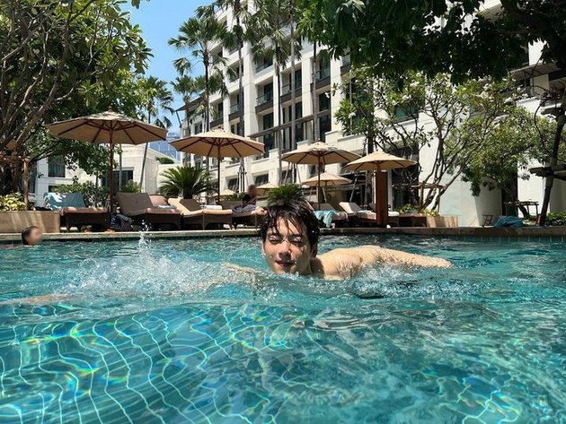 Sizzling in the Afternoon, 10 Photos of Cha Eun Woo Enjoying Swimming in Bangkok - Refreshing to the Heart