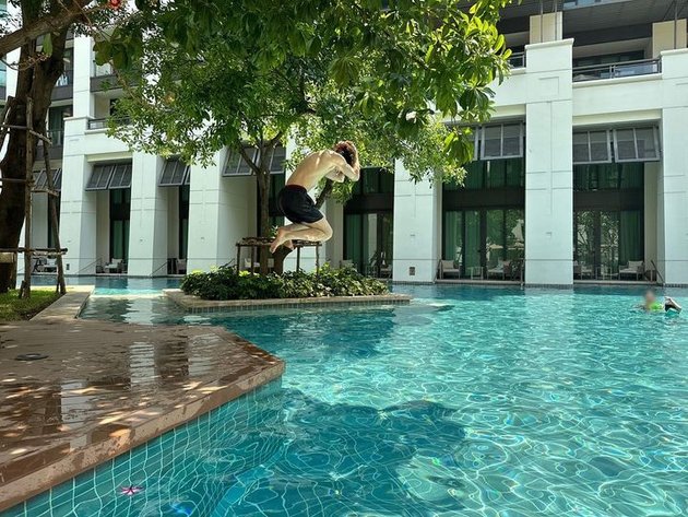 Sizzling in the Afternoon, 10 Photos of Cha Eun Woo Enjoying Swimming in Bangkok - Refreshing to the Heart