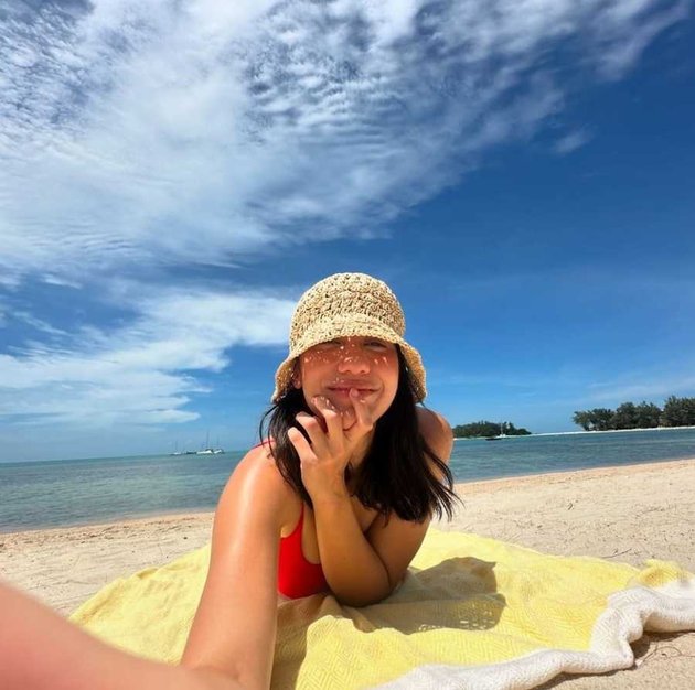 Show off Her Exotic Skin, Pevita Pearce Enjoys Summer Vacation in Thailand