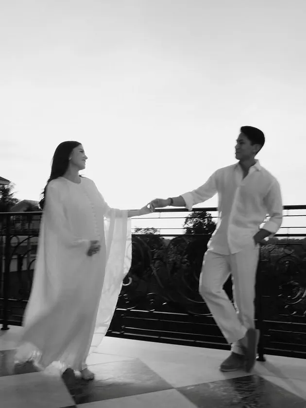 Pangeran Mateen dan Anisha Rosnah pakai baju putih