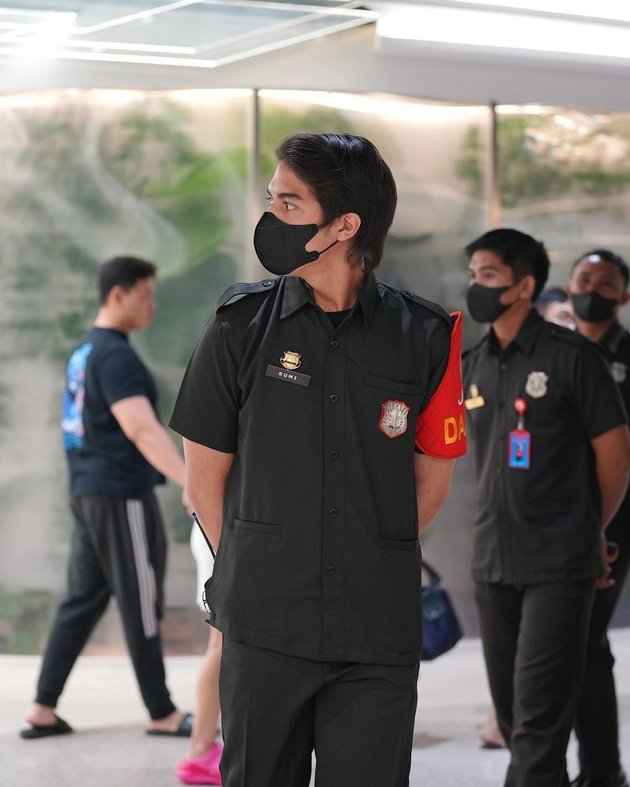 Monitoring Mall Conditions, Here are 8 Photos of El Rumi as a Security Guard Wearing a Complete Uniform - Flooded with Funny Comments