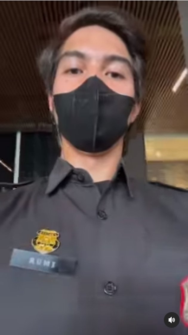 Monitoring Mall Conditions, Here are 8 Photos of El Rumi as a Security Guard Wearing a Complete Uniform - Flooded with Funny Comments
