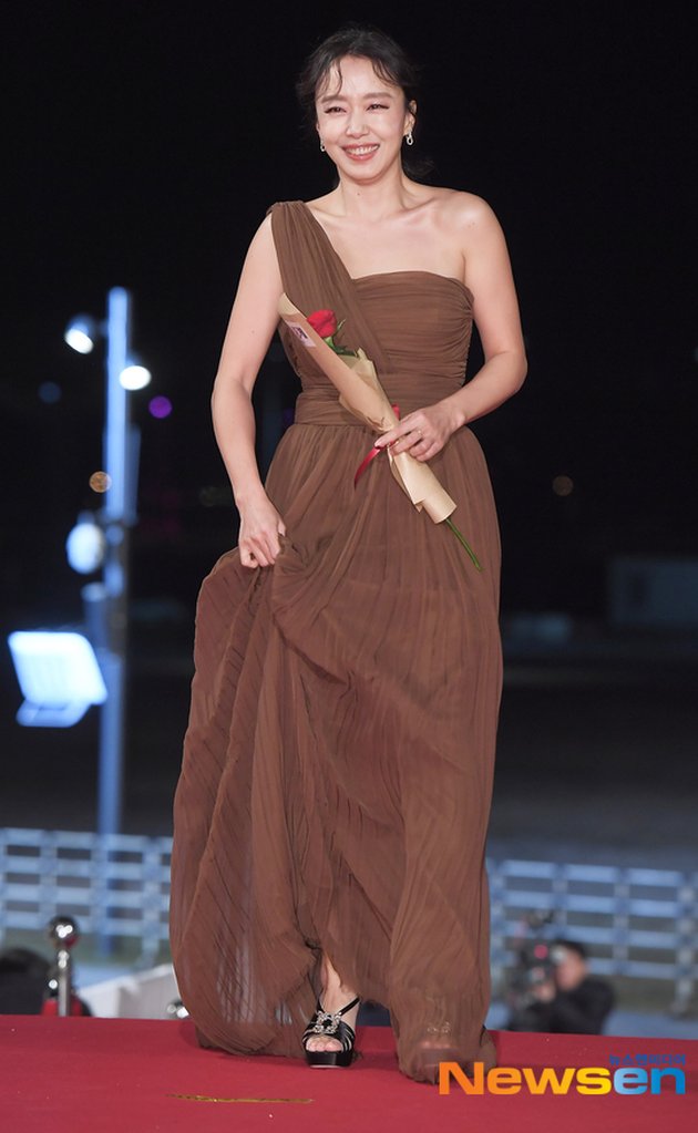 Actresses with the Best Dresses on the Blue Dragon 2019 Red Carpet, Yoona - Kim Hye Yoon