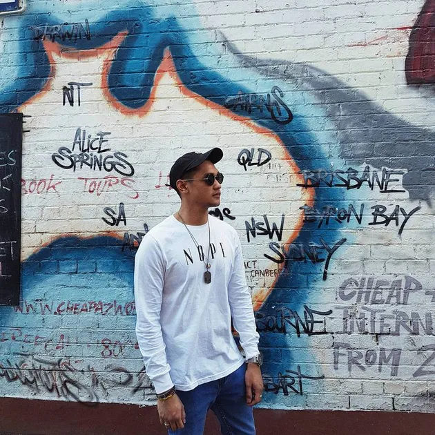 Tak kalah seru, Afgansyah Reza pun rupanya ikut pergi ke Melbourne, Australia, untuk menonton konser penyanyi asal Inggris tersebut.
