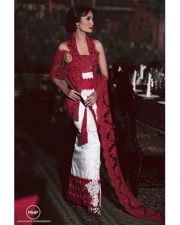 puteri indonesia pakai kebaya merah putih