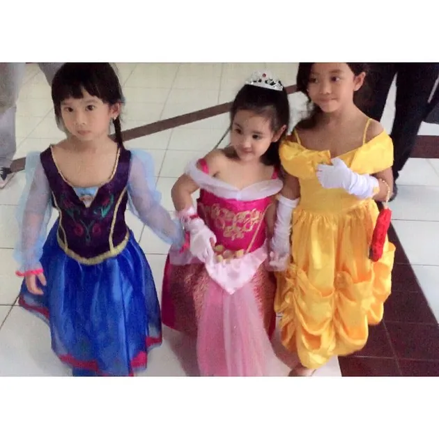 PARA PUTRI KELUARGA BAKRIE JADI DISNEY PRINCESS, NGGEMESIN 