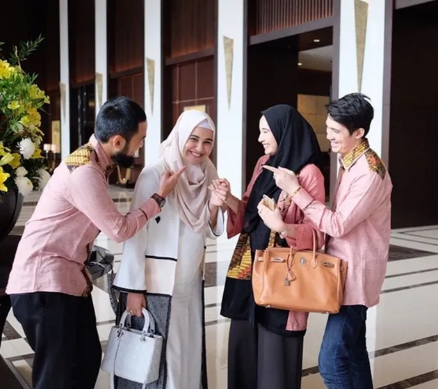 Kaftan Seleb Paling Cantik 