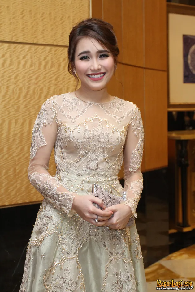 chelsea olivia, glenn alinskie, busana artis