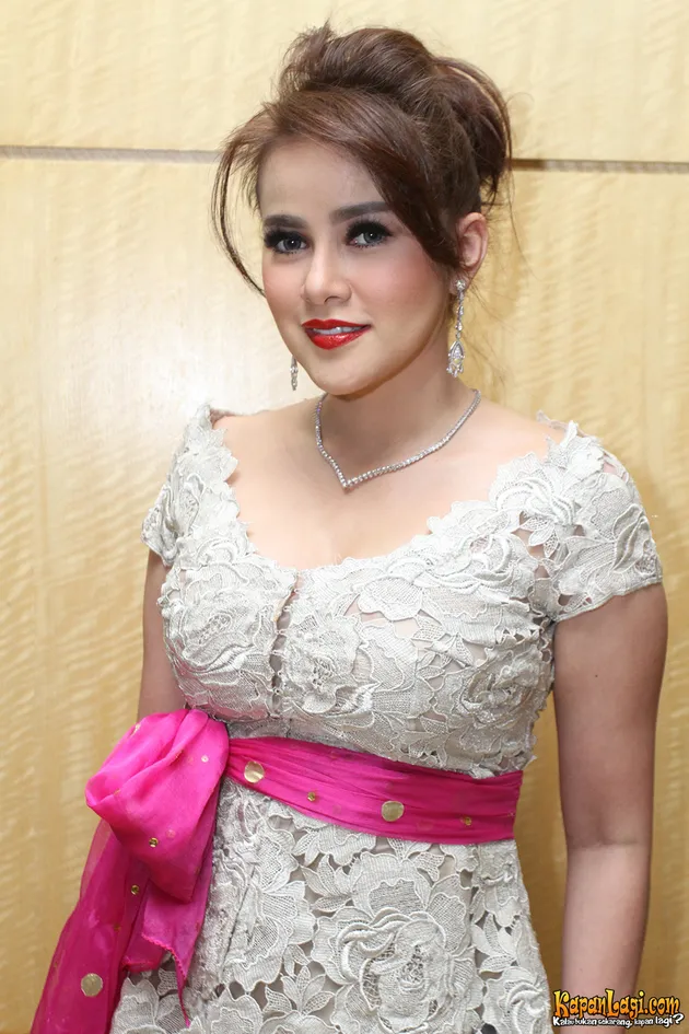 chelsea olivia, glenn alinskie, busana artis