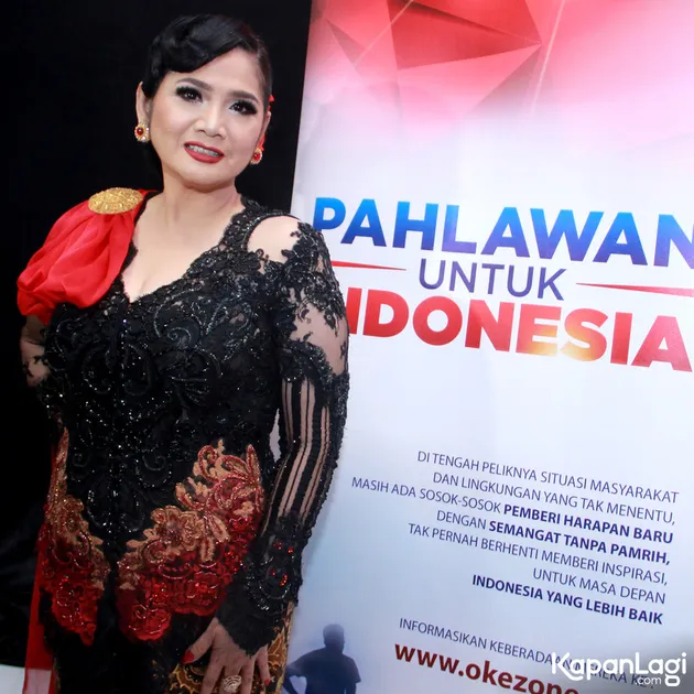 Artis senior Vina Panduwinata nampak elegan. Tampil cantik dengan kebaya hitam-merah.