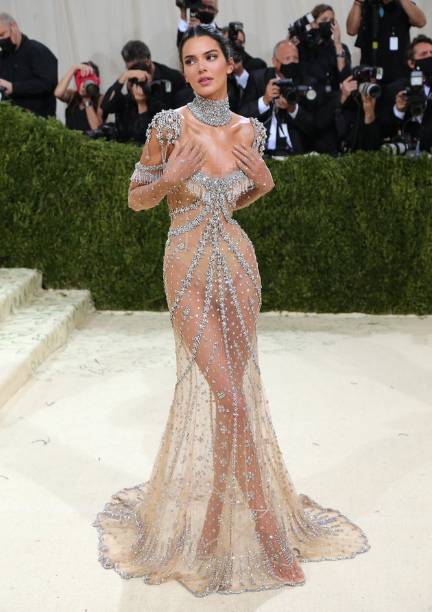Seperti inilah penampilan cantik Kendall Jenner saat muncul dengan gaun transparan Givenchy di red carpet Met Gala 2021. Nyaris tanpa busana, Kendall menjelma bak seorang dewi.