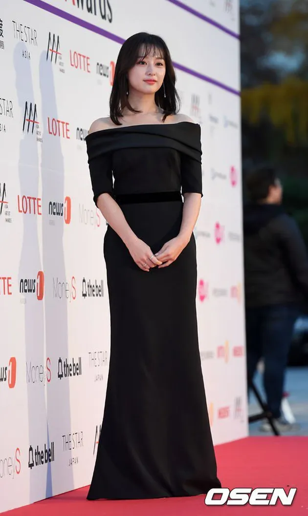 Dress at red carpet asian artist awards 2016