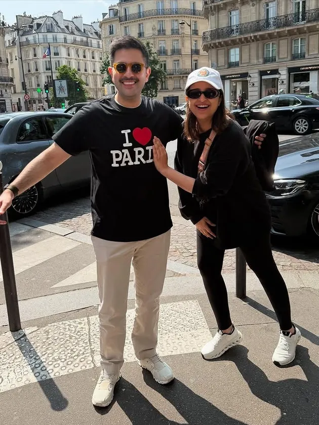 Parineeti Chopra dan Raghav Chadha di Paris