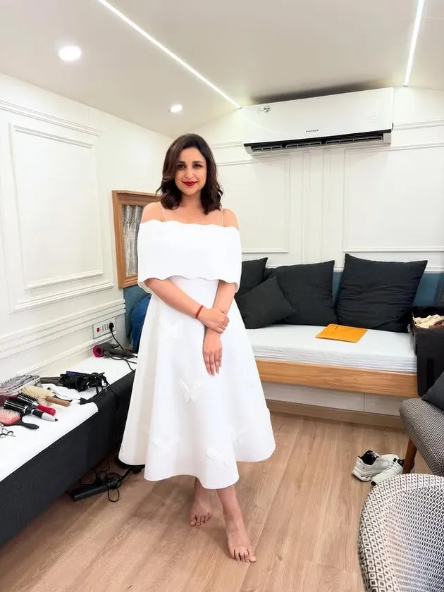 Parineeti Chopra pakai gaun putih