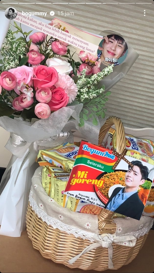 Park Bo Gum Receives Tumpengan on Shooting Location, Happy to Receive Yellow Rice Food Truck - Local Snacks from Indonesian Fans