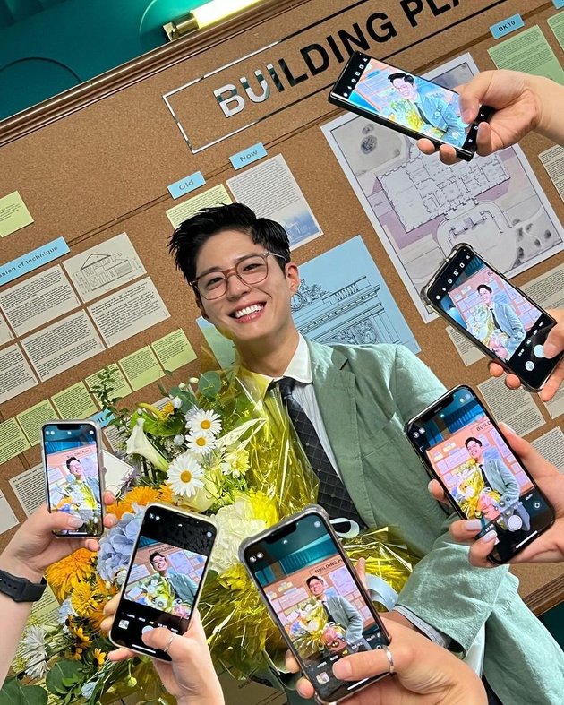 Park Bo Gum Receives Tumpengan on Shooting Location, Happy to Receive Yellow Rice Food Truck - Local Snacks from Indonesian Fans