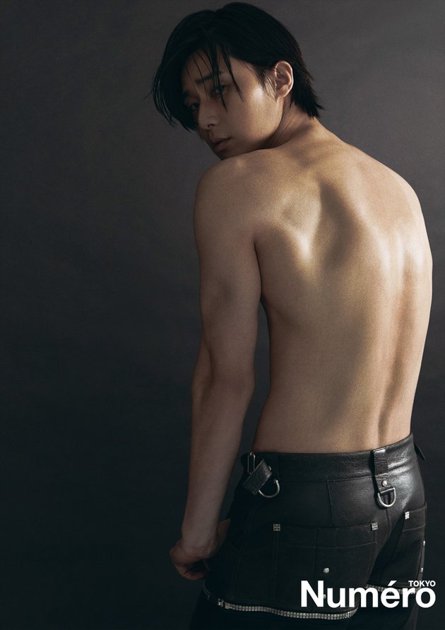 Park Seo Joon Boldly Shows off Chocolate Abs & Poses Shirtless in Japanese Magazine, Flaunting a Back as Vast as the Ocean