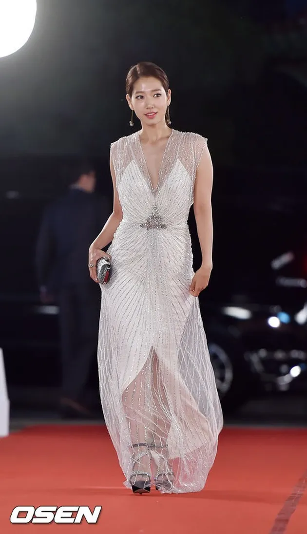 Park Shin Hye di red carpet