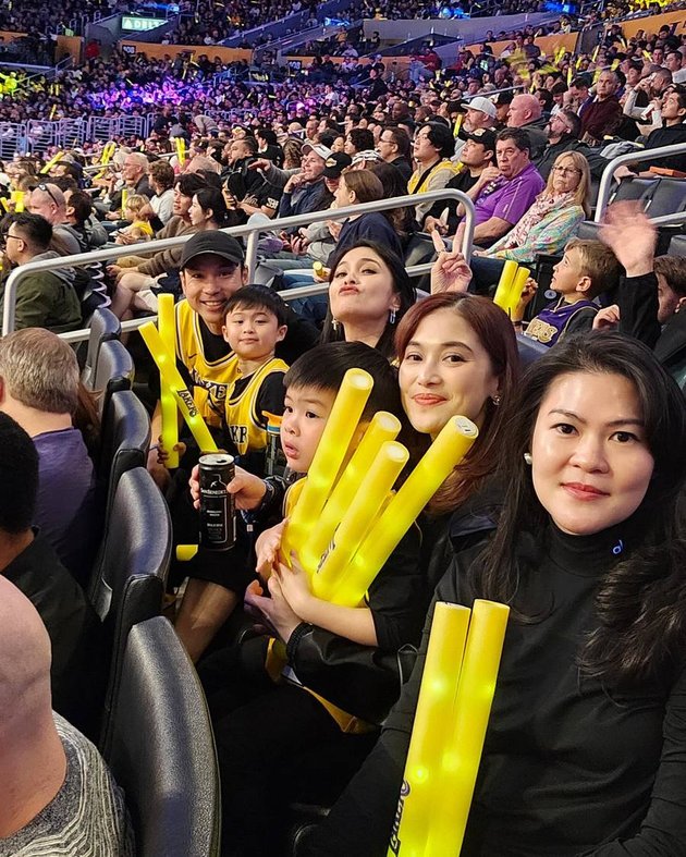 Parking Together with NBA Players, 8 Photos of Sandra Dewi Watching Basketball with VVIP Facilities
