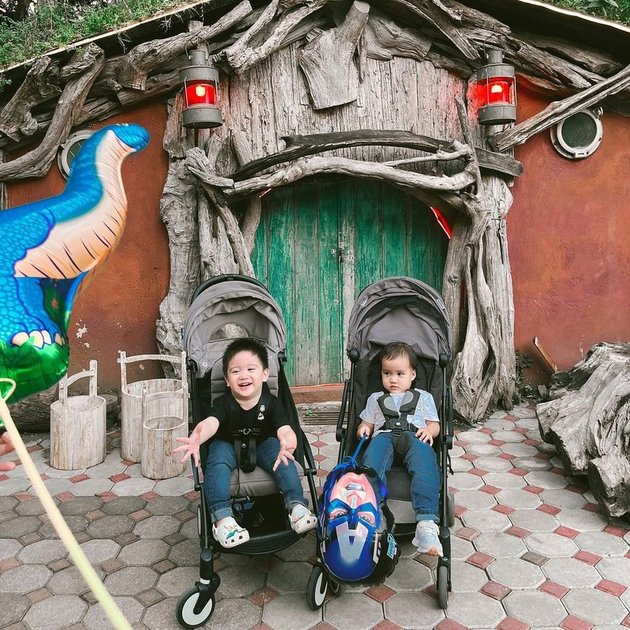 After Being Accused of Pretending to be Happy, Here are 8 Photos of Citra Kirana and Rezky Aditya Going to the Zoo with their Little One - Taking Advantage of Shooting Break