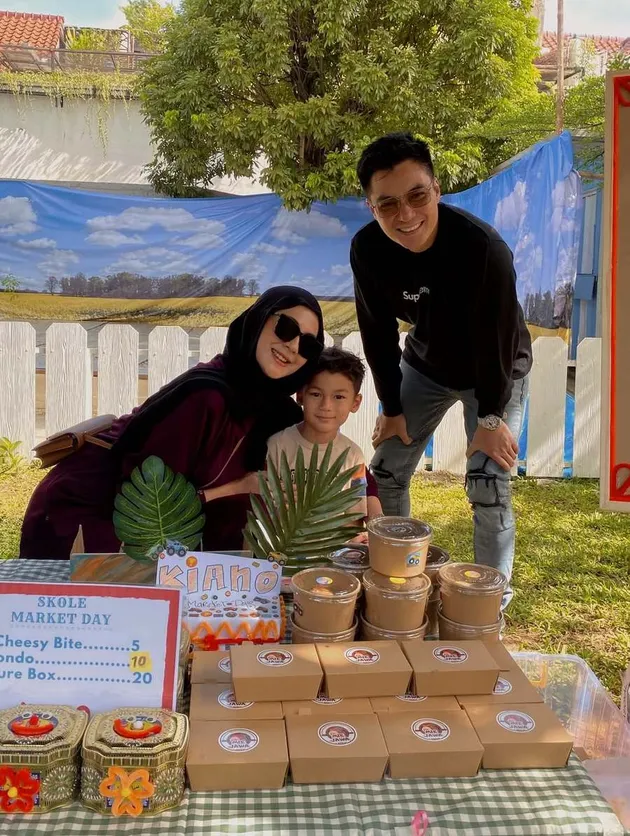 Paula Verhoeven dan Baim Wong hadiri market day di sekolah anak