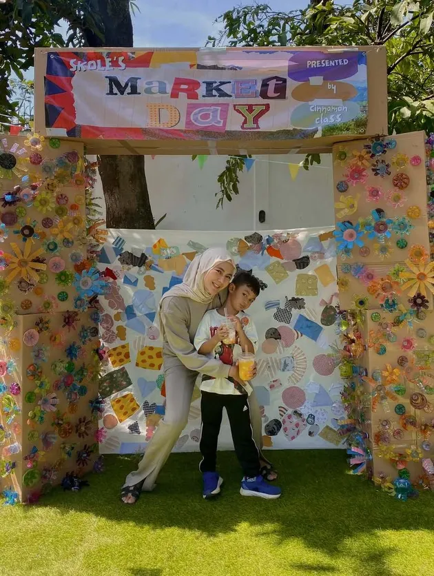 Paula Verhoeven hadiri market day di sekolah anak