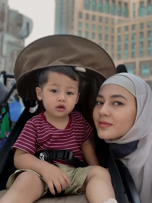 Paula Verhoeven Kenang Momen Umroh Bareng Kenzo, Beri Doa di Momen Ultah Anak