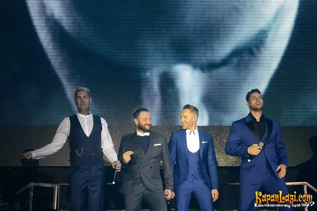 Ronan Keating, Keith Duffy, Mikey Graham, dan Shane Lynch membuka konser mereka dengan lagu Love Is a Hurricane yang disambut teriak antusias para penonton.