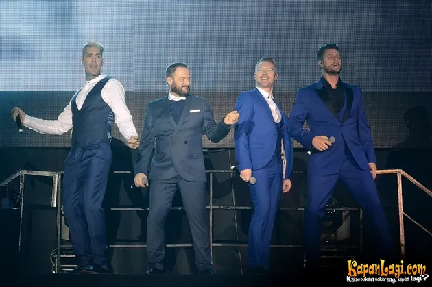 Meski sudah berumur, boyband ini tetap menampilkan perform yang bagus. Tidak hanya vokal, mereka juga menyajikan koreo yang atraktif.