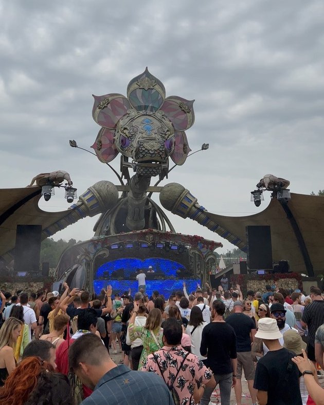 Breaking News! Weird Genius Appears at Tomorrowland Wearing High School Uniform, Feels Like Performing at School's Farewell