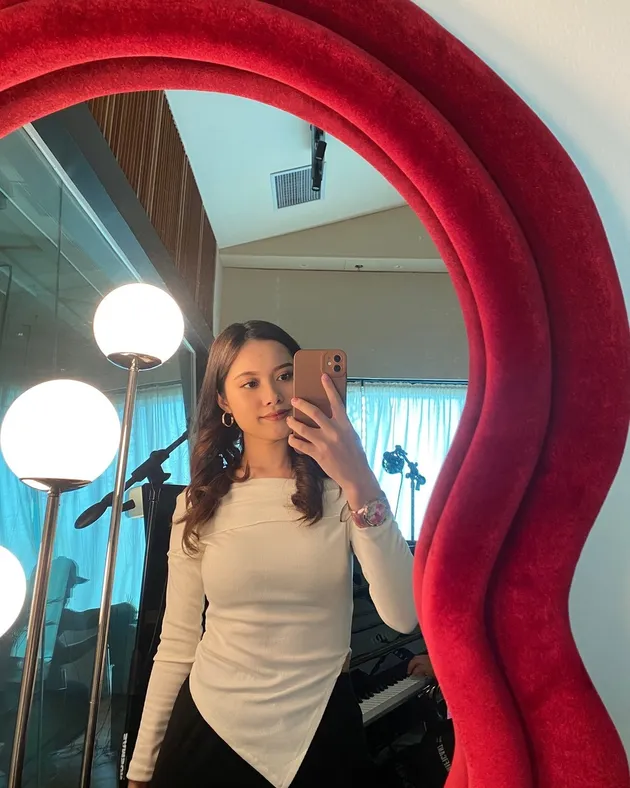 Risa Amel mirror selfie ootd