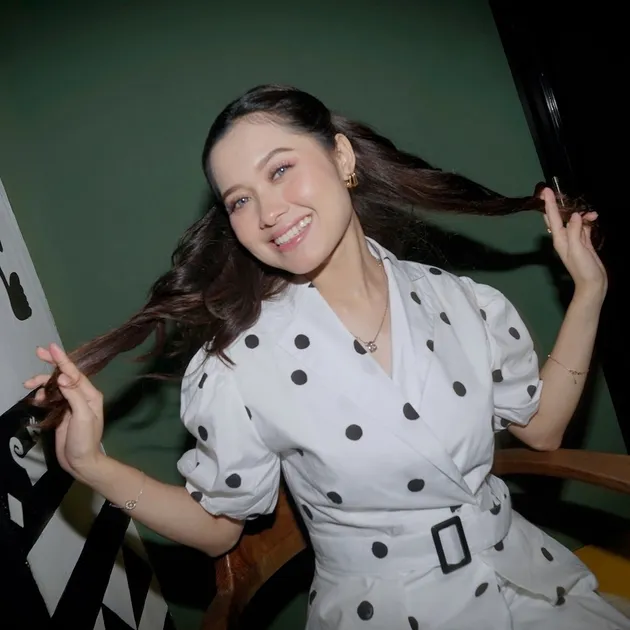 Risa Amel baju polkadot putih