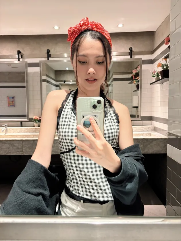 Risa Amel mirror selfie