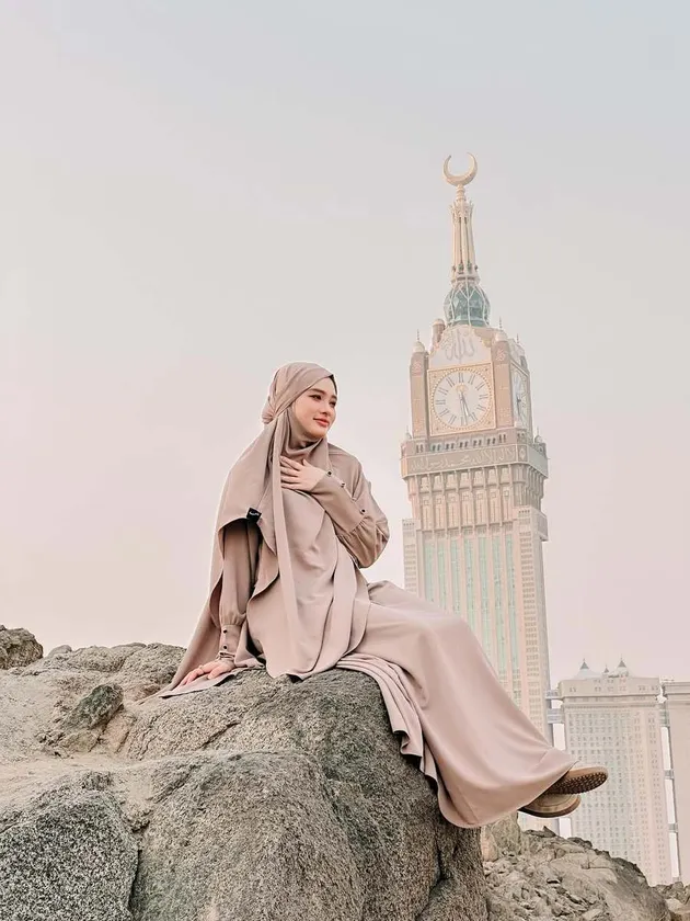 Inara Rusli Duduk di Batu