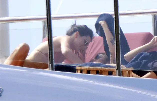 Kendall Jenner - Harry Styles Ciuman