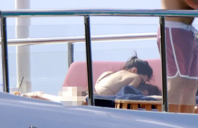 Kendall Jenner - Harry Styles Ciuman