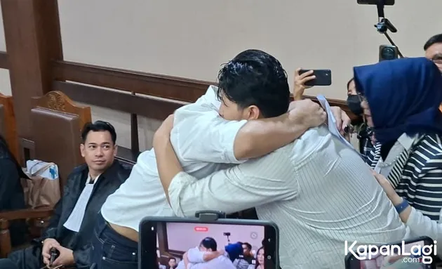 Ammar Zoni peluk Aditya Zoni