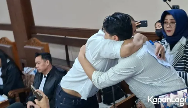 Ammar Zoni pelukan dengan Aditya