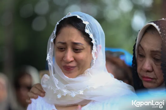 Aleima istri Lucky Widja menangis