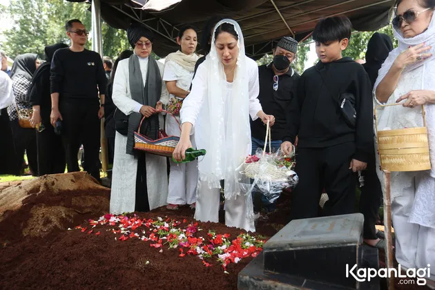 Aleima menabur bunga di makam Lucky Widja