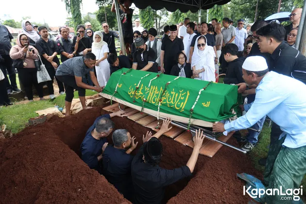 Keranda Lucky Widja tiba di liang lahat