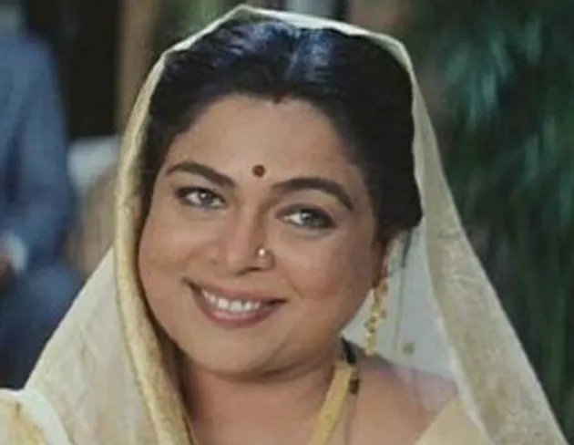 Reema Lagoo, pemeran ibu Kajol di KUCH KUCH HOTA HAI ini sekarang sudah tiada. Reema meninggal dunia pada (18/5) di usia 59 tahun karena serangan jantung.