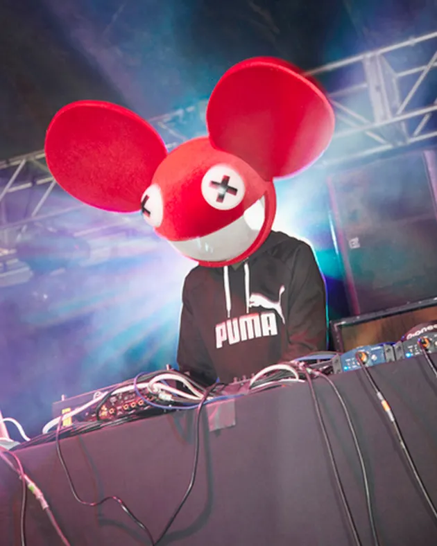 DJ yang satu ini bernama Deadmau5. Pada tahun 2012 lalu, pemerintah Las Vegas telah mendeklarasikan bahwa tanggal 2 Januari adalah hari untuk mengenang Deadmau5.